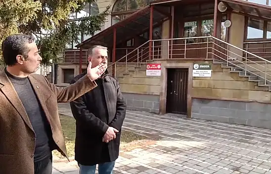 Kayseri'de camide siyaset tepkisi! Camii bahçesine kim parti bayrağı astı?