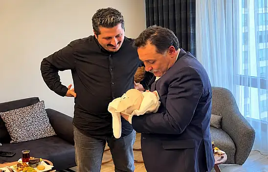 Kayseri'de çocuğuna Gökmen ismini koydu! Adını kulağına Vali Çiçek okudu