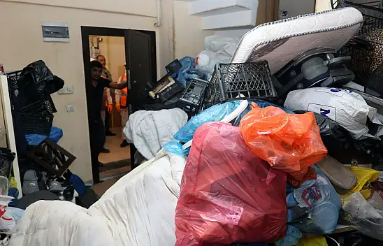 Kayseri'de 'çöp ev' ihbarı: 5 kamyon çöp çıkarıldı!