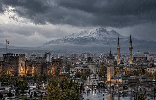 Kayseri'de Cuma gününe dikkat: Sıcaklıklar düşüyor, yağmur geliyor!