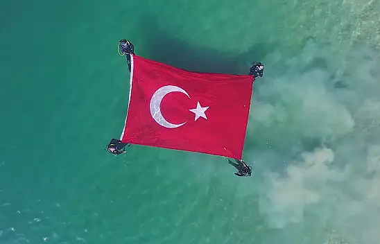 Kayseri'de Cumhuriyet için anlamlı etkinlik: Bayrak 3425 metreye taşındı