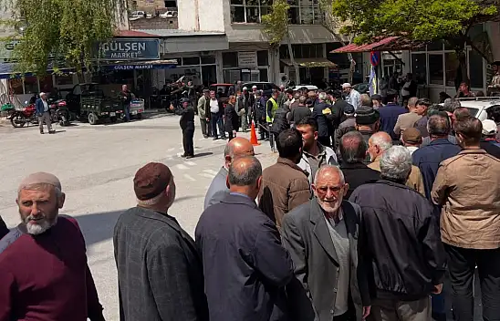 Kayseri'de Meydan'da dağıtıldı! Vatandaşlar alabilmek için uzun kuyruk oldu