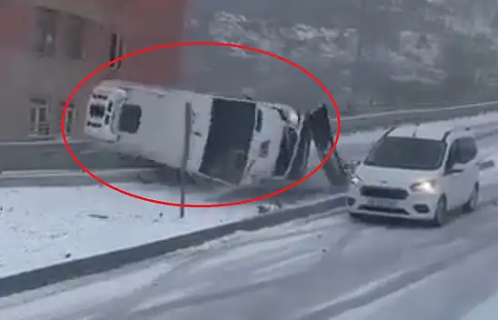 Kayseri'de devrilen minibüse otomobil çarptı