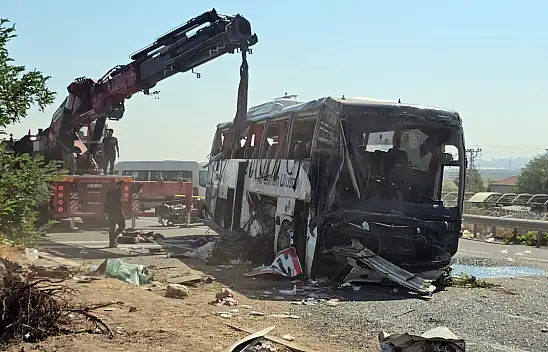 Kayseri'de devrilen otobüs kaldırıldı