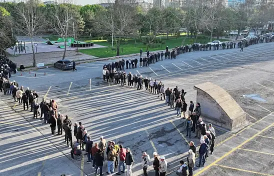 Kayseri'de dikkat çeken kuyruk! Herkes oraya akın etti, ücretsiz dağıtıldı, peki kutular neden küçüldü?
