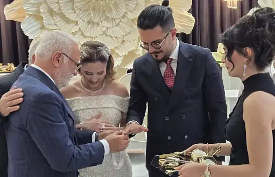 Kayseri'de dikkat çeken nişan! Yüzükleri Mustafa Elitaş taktı
