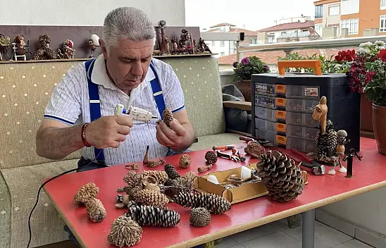 Kayseri'de doğadan topladığı malzemelerle kendi atölyesini kurdu
