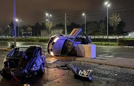 Kayseri'de duran araç kazaya karıştı: Otomobiller kullanılmaz hale geldi