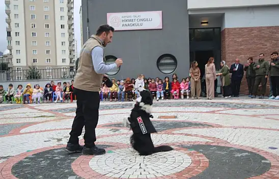 Kayseri'de eğitimli köpekler anaokulunda gösteri yaptı