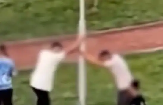 Kayseri'de  elektrik direğini kırmaya çalıştılar