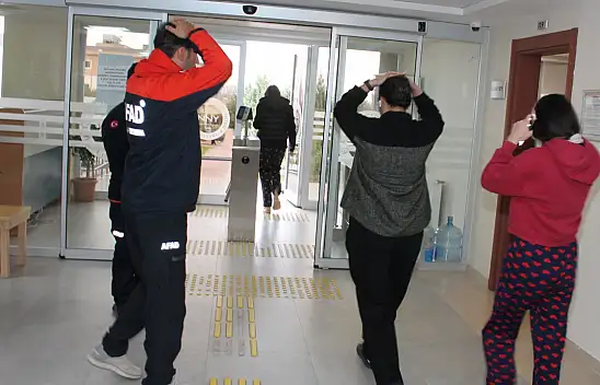 Kayseri'de elleri başlarında binayı terk ettiler! İşte sebebi