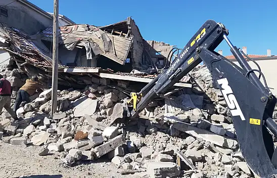 Kayseri'de ev çöktü! 37 can aldı