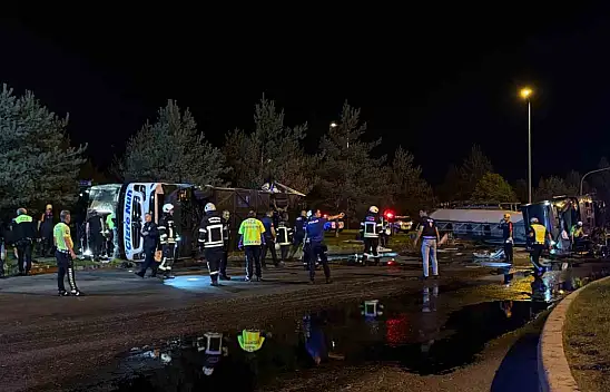 Kayseri'de yolcu otobüsü ile yakıt tankeri taşıyan tır çarpıştı! 30 yaralı var