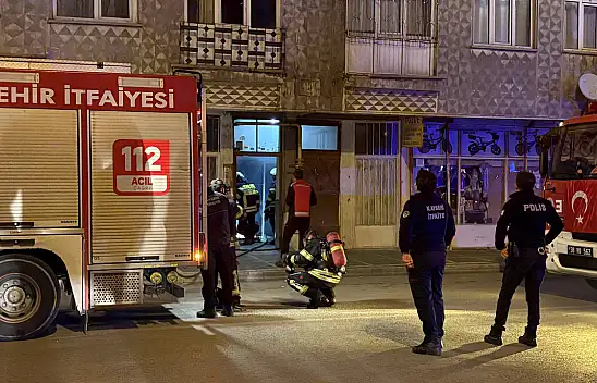 Kayseri'de gece saatlerinde çıkan yangında vatandaşlar balkonlara çıktı