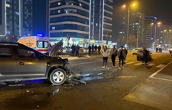 Kayseri'de gece saatlerinde kaza! İki araç çarpıştı