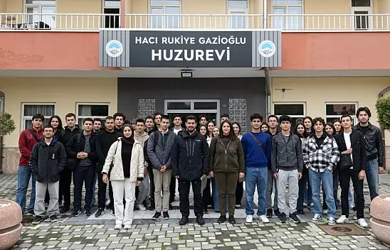 Kayseri'de geleceğin hekimlerinden huzurevi ziyareti