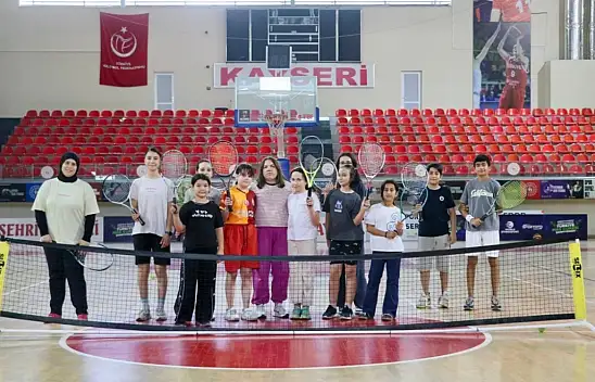 Kayseri'de geleceğin tenisçileri kortta yetişiyor!
