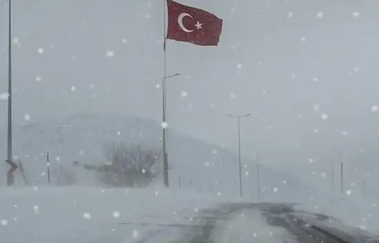 Kayseri'de gönderden indirilen Bayrak, yeniden göndere çekildi