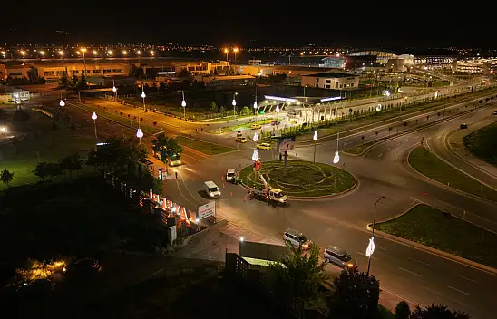 Kayseri'de havalimanı yolu ışıl ışıl oldu