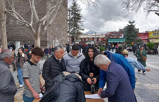 Kayseri'de iki noktaya masa kurup imza istediler!