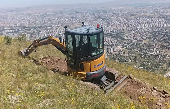 Kayseri'de iş makinesi Ali Dağı'na tırmandı! 2 bin metrede çalıştı