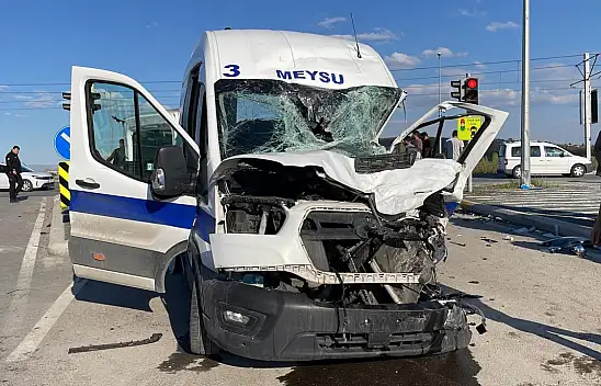 Kayseri'de işçi servisi ile kamyon çarpıştı