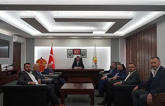 Kayseri'de istifa eden Yeniden Refah Partililer AK Parti rozeti taktı