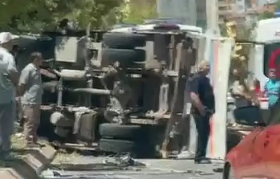 Kayseri'de kalas yüklü kamyon devrildi