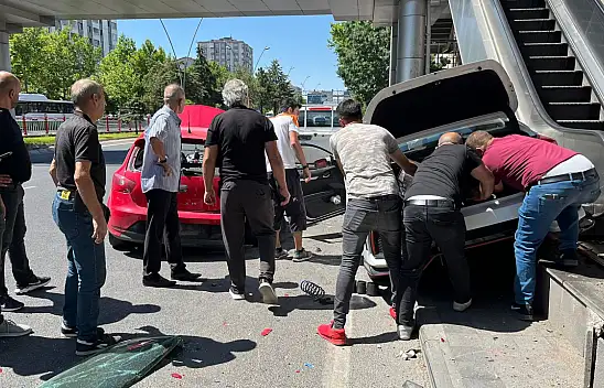 Kayseri'de kaza: Otomobil hurdaya döndü