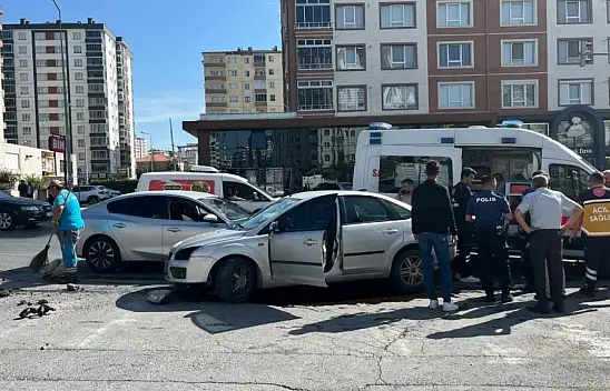 Kayseri'de kaza! Otomobiller çarpıştı, 2 yaralı