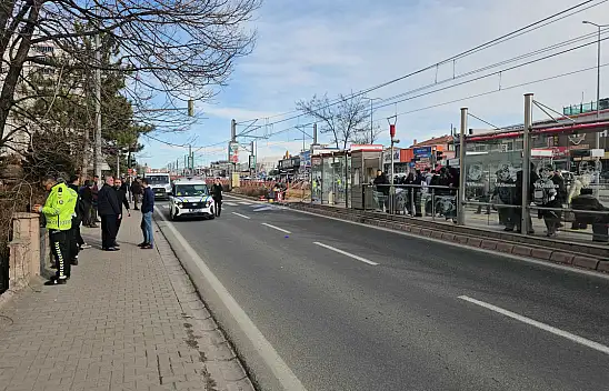 Kayseri'de korku dolu anlar! Otomobil yayaların arasına daldı