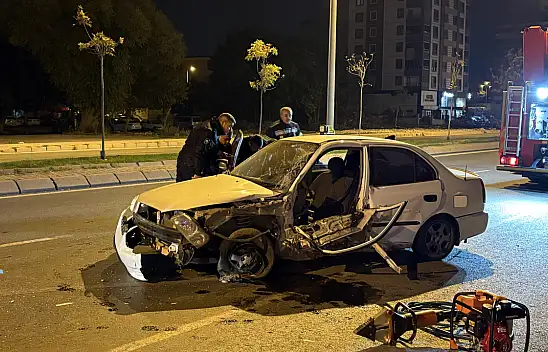 Kayseri'de korkutan anlar! Ağaca çarpan otomobil yola savruldu, sürücü sıkıştı