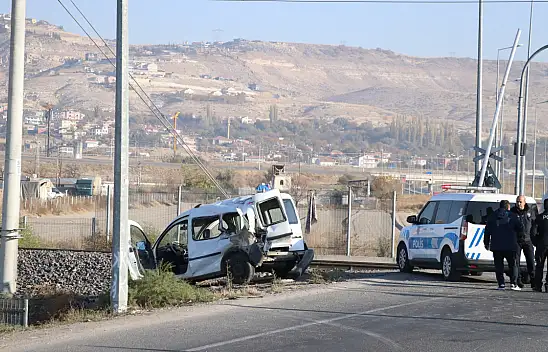 Kayseri'de korkutan kaza! Lokomotif hafif ticari araca çarptı