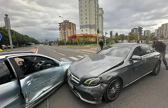 Kayseri'de lüks araç kazaya karıştı! İşte o anlar