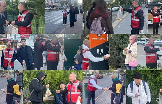 Kayseri'de MHP'den sabah mesaisi! Simit ve meyve suyu ikram edildi