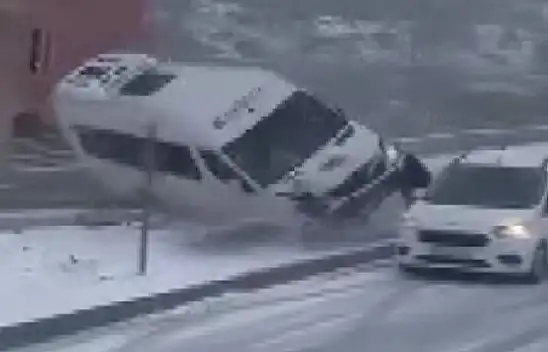 Kayseri'de minibüs devrildi
