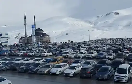Kayseri'de o bölge doldu taştı! İğne atsan yere düşmez dedirten görüntü