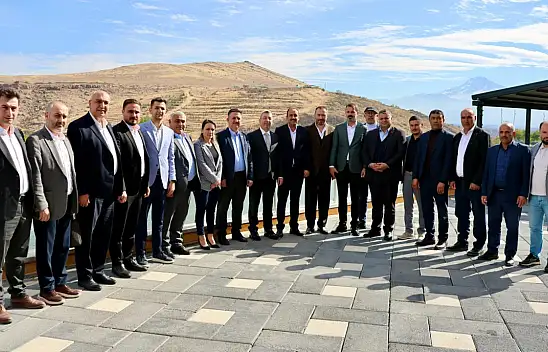 Kayseri'de o partiden istifa eden meclis üyeleri AK Parti'ye katıldı!