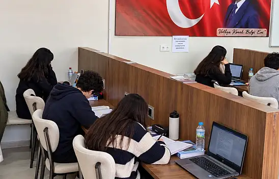 Kayseri'de öğrencilerin ücretsiz yararlandığı Bilgi Evi'nde hangi imkânlar sunuluyor?