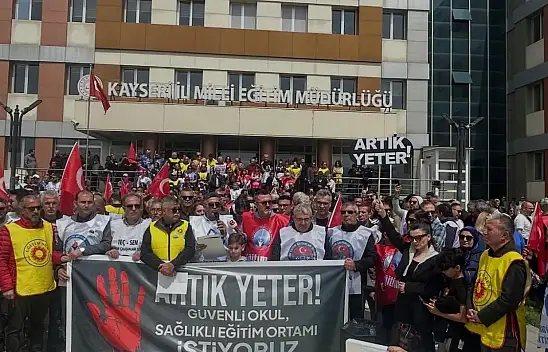 Kayseri'de öğretmenler iş bıraktı! Milli Eğitim Müdürlüğü önünde protesto