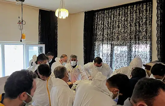 Kayseri'de oldu! Hastayı evden özel kıyafetli maskeli görevliler böyle çıkardı