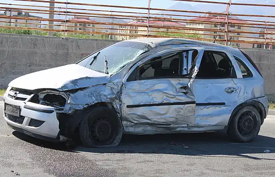 Kayseri'de otomobil hurdaya döndü: Sürücü ağır yaralı