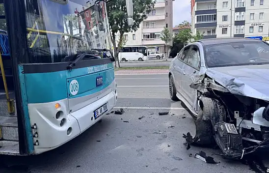 Kayseri'de otomobil ile halk otobüsü çarpıştı: 1 yaralı