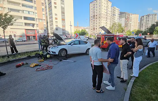Kayseri'de otomobilden yılan sarktı, mahalle ayağa kalktı