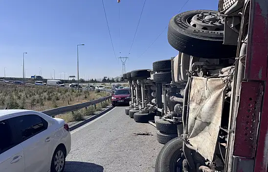 Kayseri'de pancar yüklü tır devrildi!