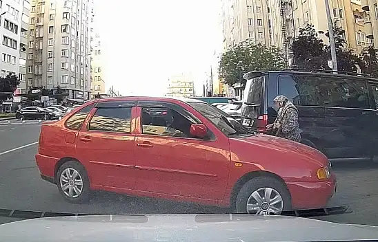 Kayseri'de park yeri tartışması: Otomobili yaşlı kadının üzerine sürdü