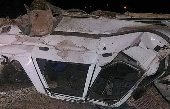 Kayseri'de refüje çarpan otomobil karşı yöne geçip devrildi: 5 kişi...