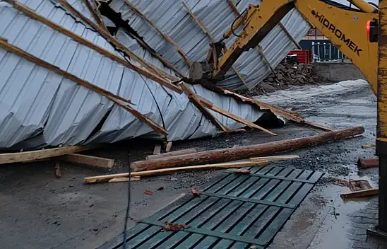 Kayseri'de rüzgar sonrası ekipler teyakkuzda! Hızla ortadan kaldırıldı