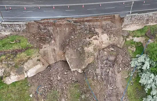 Kayseri'de sağanak yağış 10 metrelik istinat duvarını yıktı