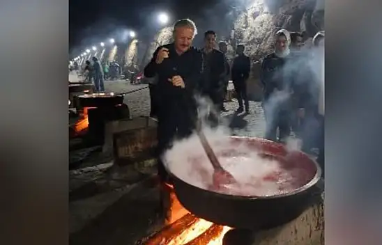 Kayseri'de salça mesaisi! Kazanın başında bu kez Başkan vardı